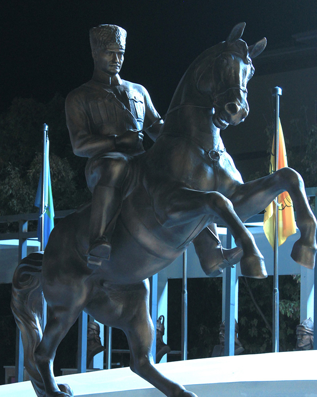 At Üstünde Atatürk Heykeli - Fiber Heykel - 290 cm.