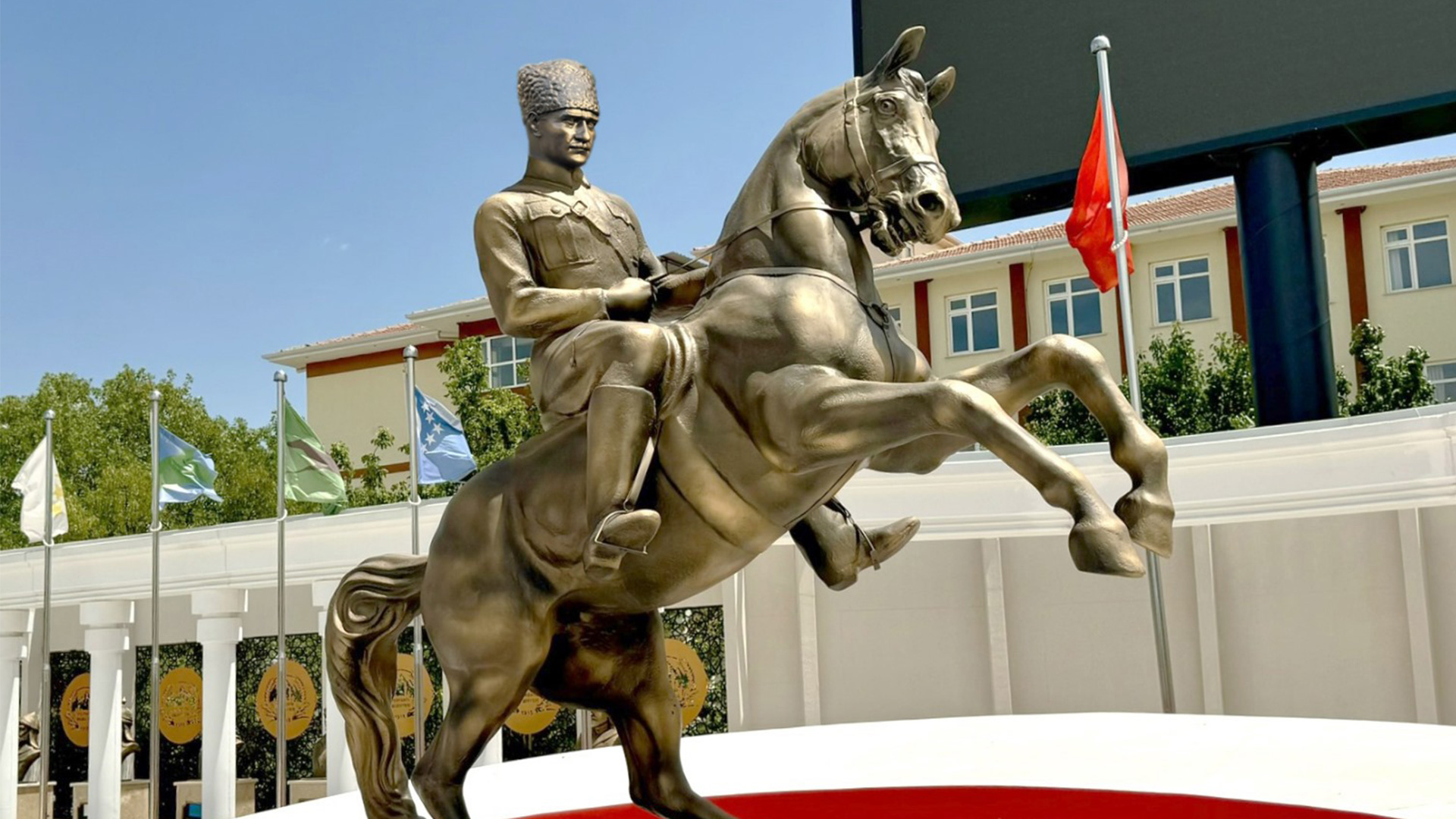 At Üstünde Atatürk Heykeli - Fiber Heykel - 290 cm.