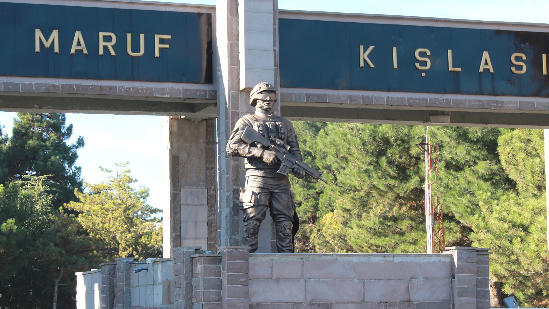 Komando Heykeli - fiber - 320 cm