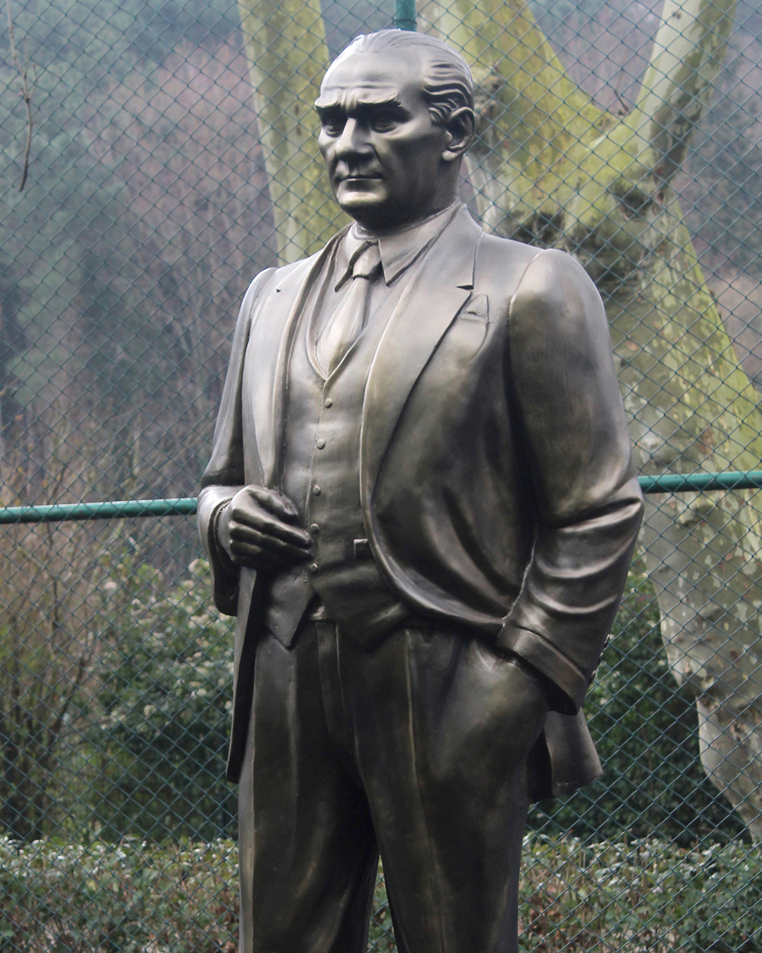 Sivil Kıyafetli Atatürk Heykeli