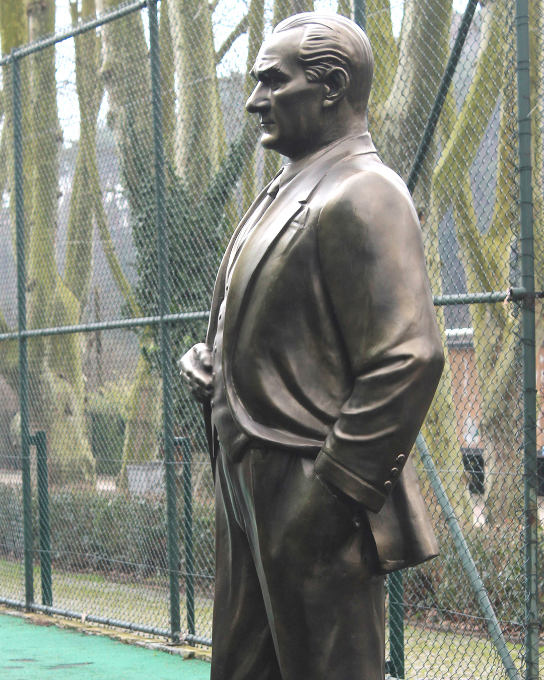 Sivil Kıyafetli Atatürk Heykeli