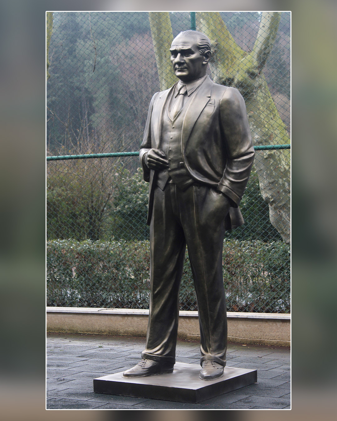 Sivil Kıyafetli Atatürk Heykeli