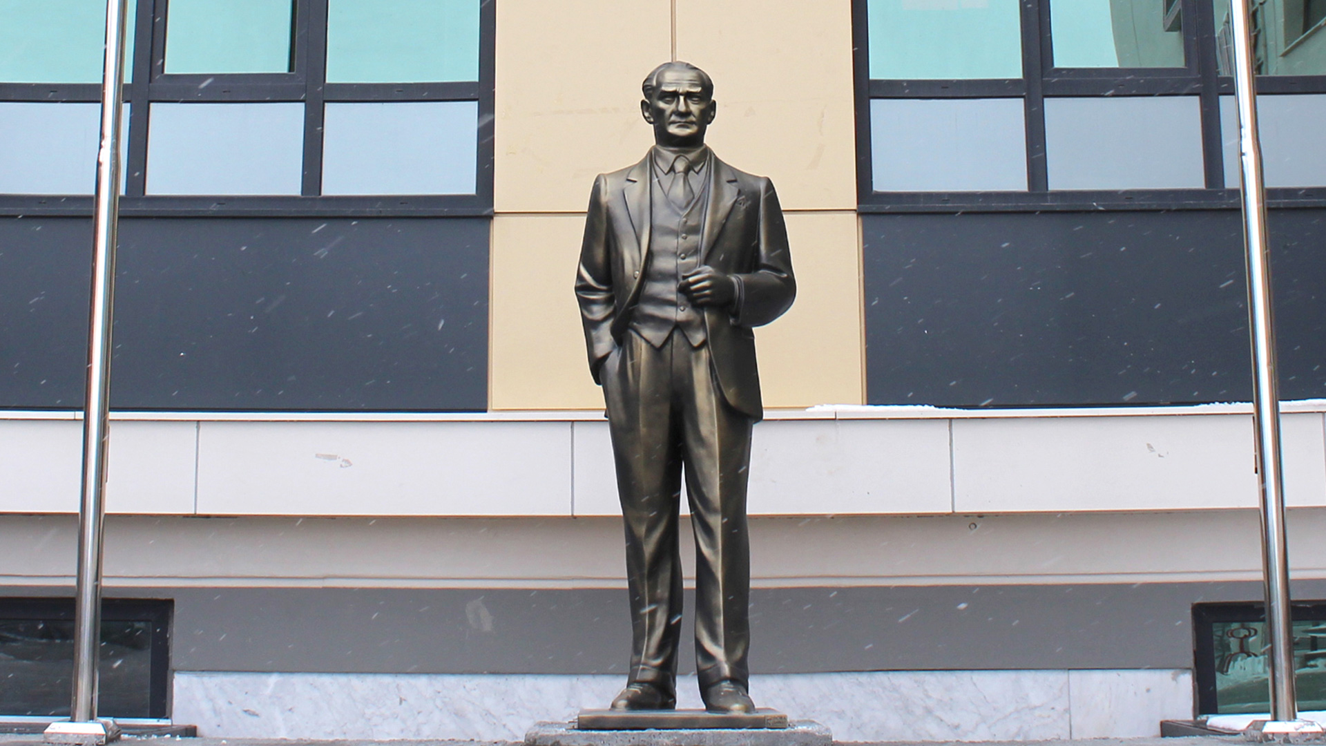 Sivil Kıyafetli Atatürk Heykeli