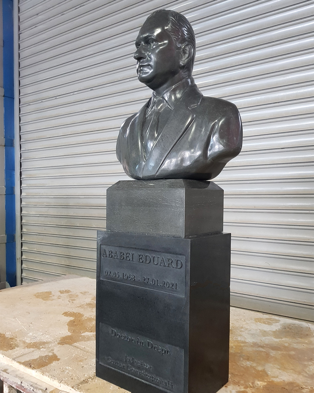 Yargıç Ababei Eduard Anıt Büstü