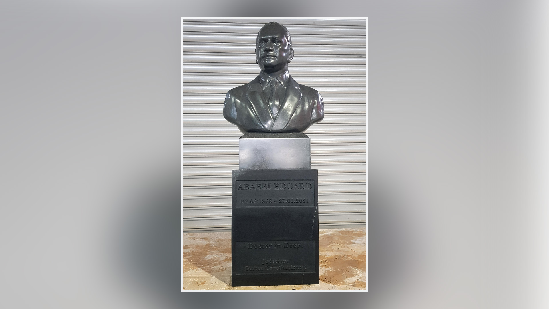 Yargıç Ababei Eduard Anıt Büstü