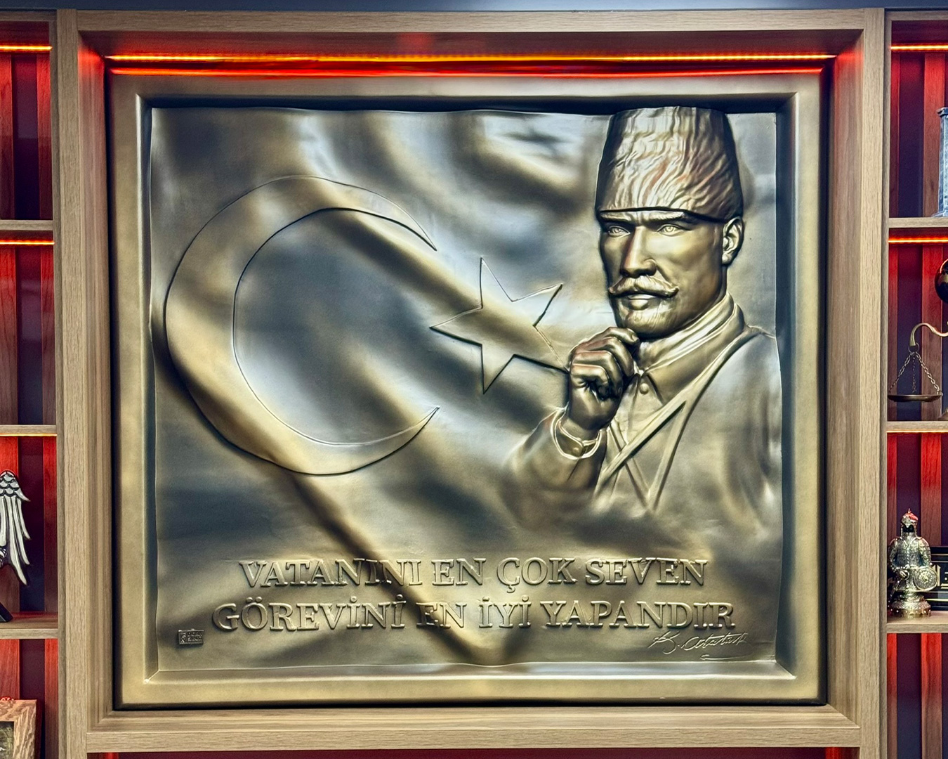 Atatürk ve Bayrak Rölyefi