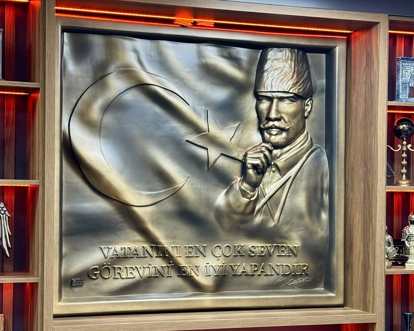 Atatürk ve Bayrak Rölyefi