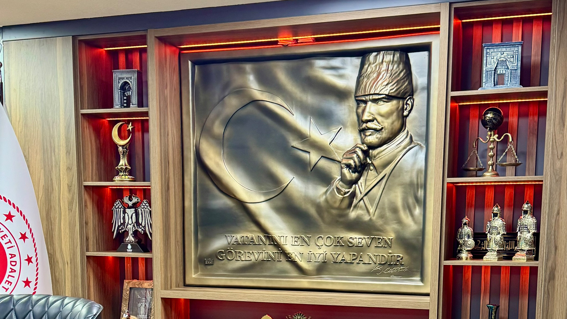 Atatürk ve Bayrak Rölyefi