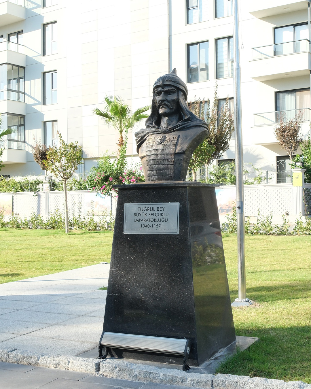 Türk Büyükleri Büstleri - İzmir Bornova Belediyesi