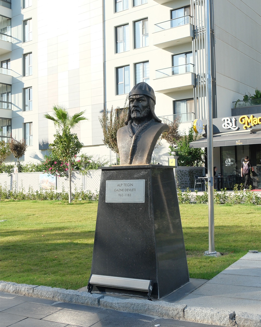 Türk Büyükleri Büstleri - İzmir Bornova Belediyesi