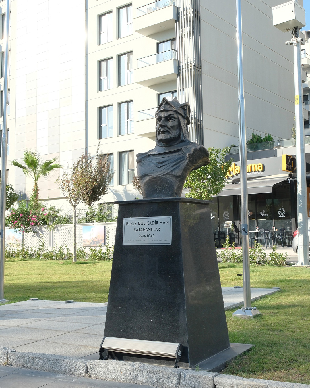Türk Büyükleri Büstleri - İzmir Bornova Belediyesi