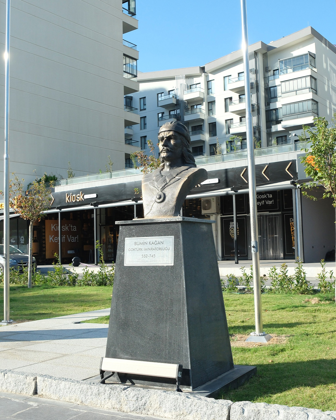 Türk Büyükleri Büstleri - İzmir Bornova Belediyesi
