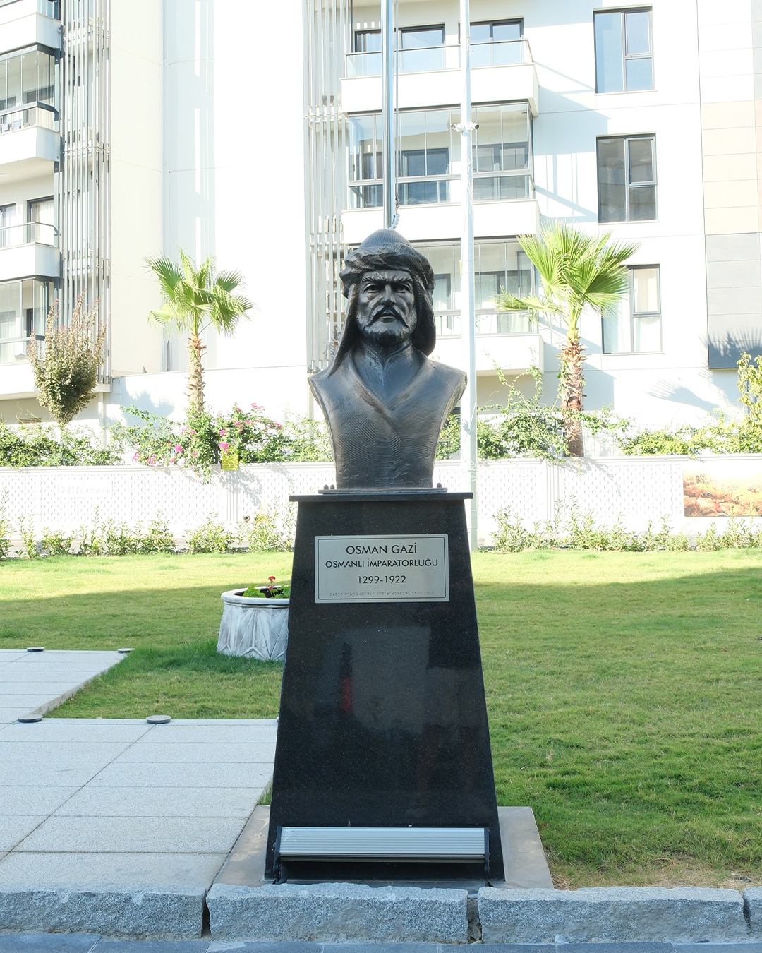 Türk Büyükleri Büstleri - İzmir Bornova Belediyesi