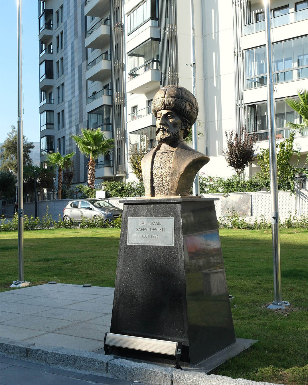 Türk Büyükleri Büstleri - İzmir Bornova Belediyesi