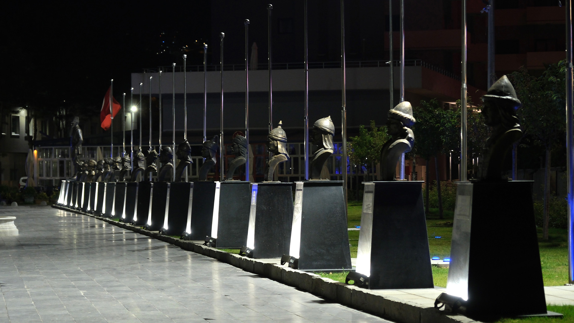 Türk Büyükleri Büstleri - İzmir Bornova Belediyesi