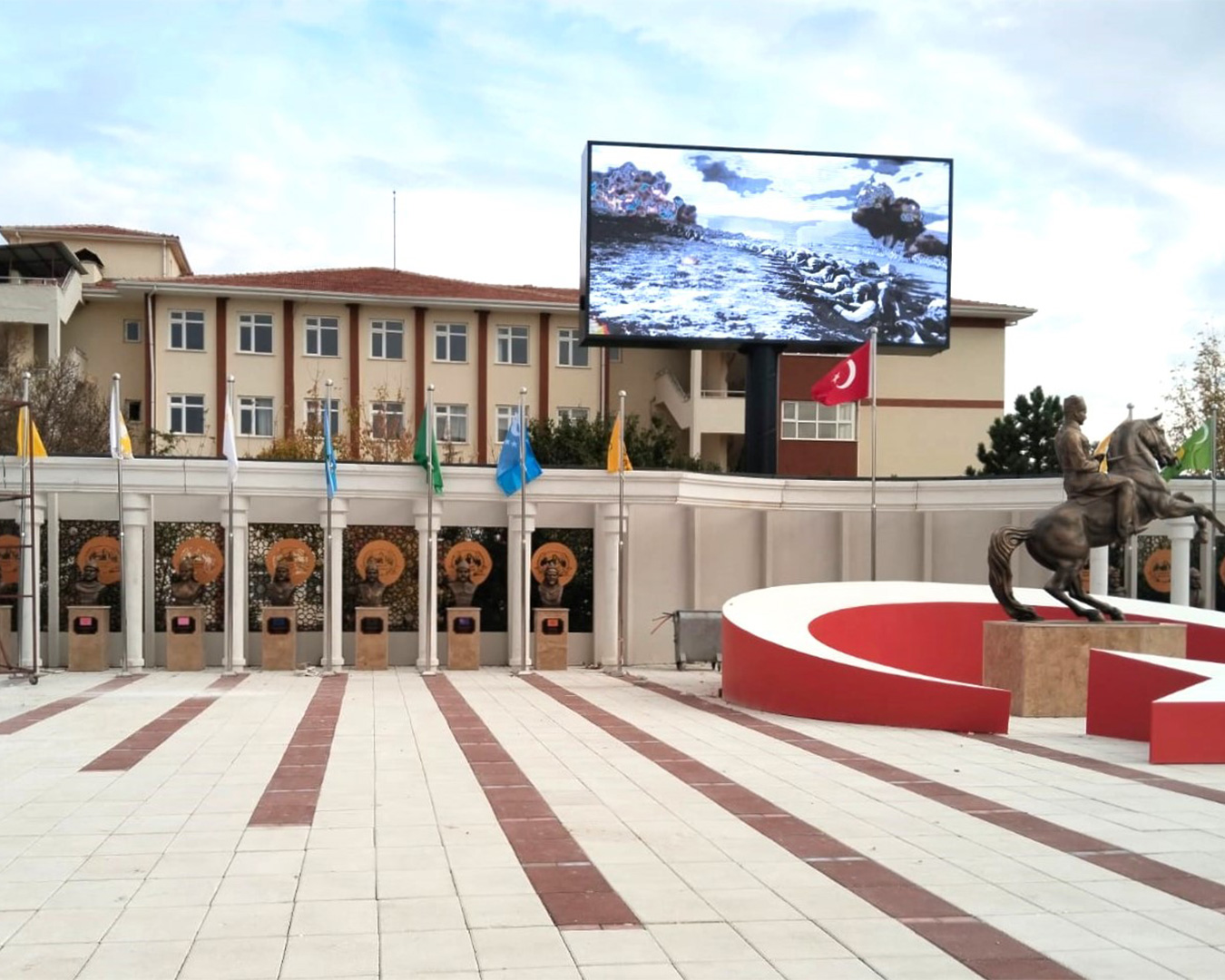 Türk Büyükleri Büstleri - Çiçekdağı Belediyesi