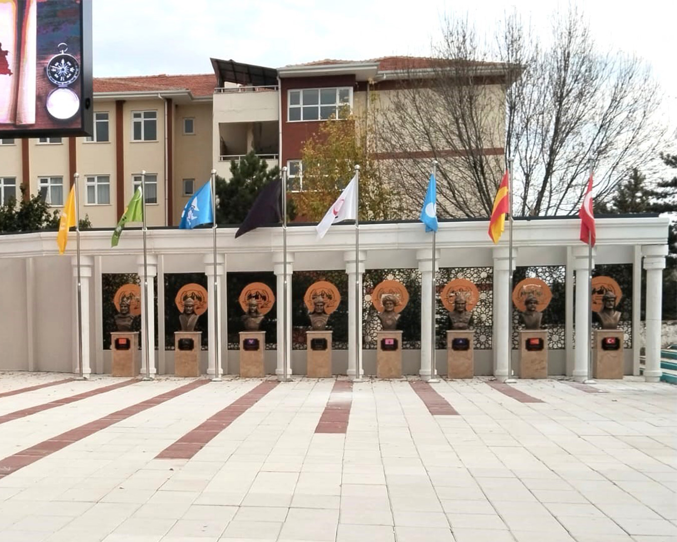 Türk Büyükleri Büstleri - Çiçekdağı Belediyesi