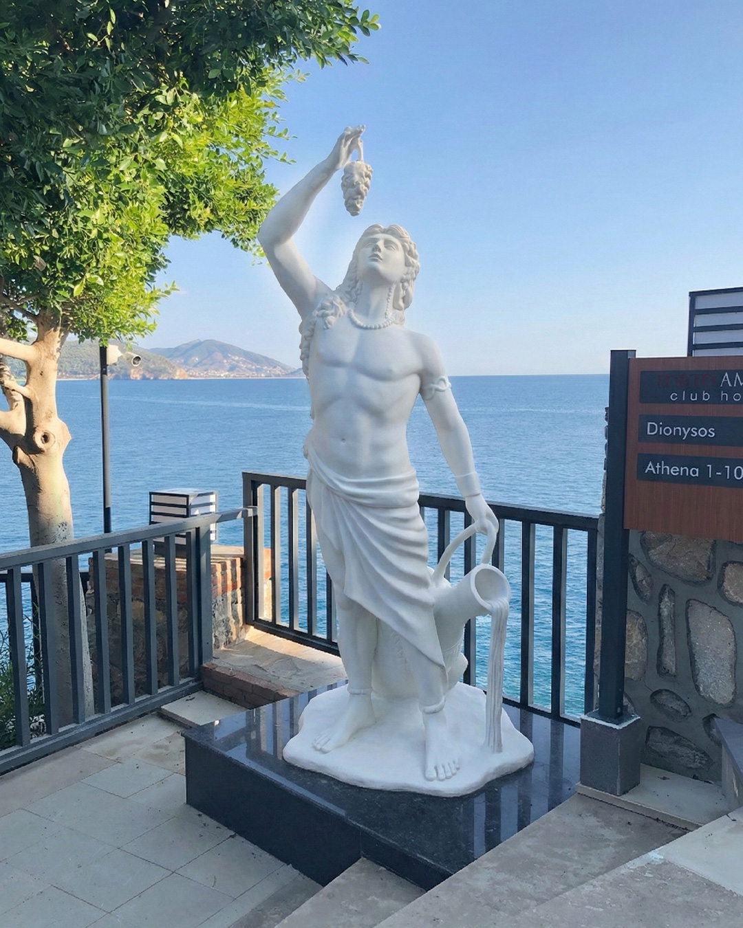 Dionysos Heykeli