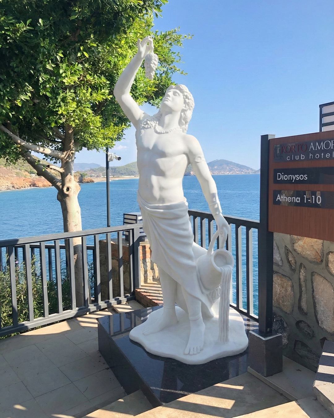 Dionysos Heykeli