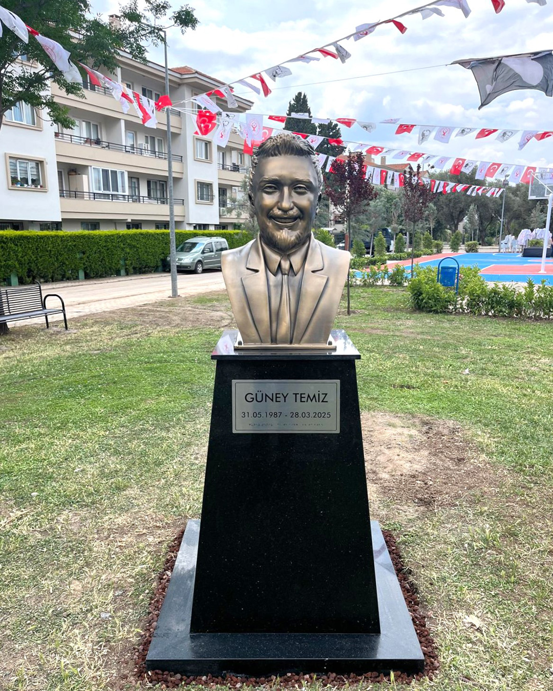 Güney Temiz Anıt Büstü