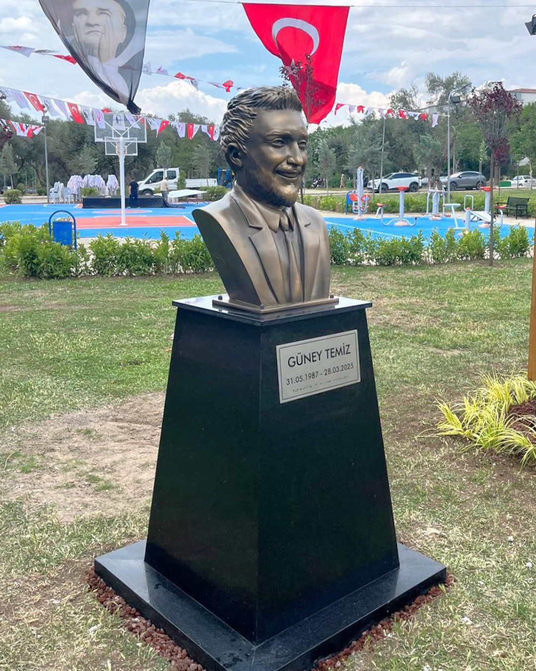 Güney Temiz Anıt Büstü