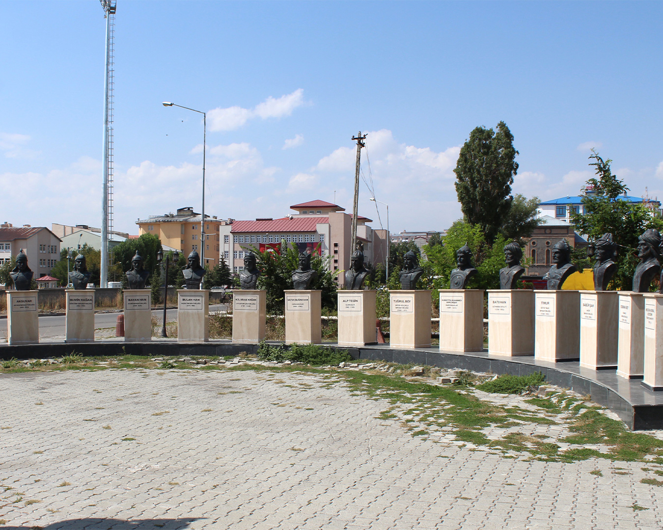 Türk Büyükleri Büstleri - Kars Belediyesi