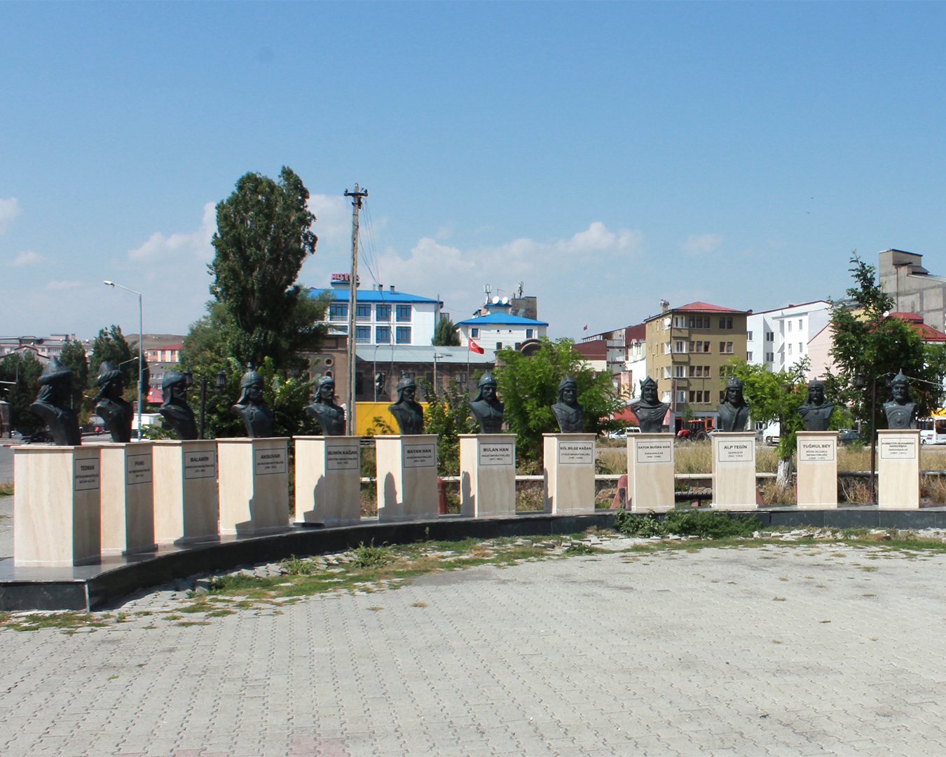 Türk Büyükleri Büstleri - Kars Belediyesi