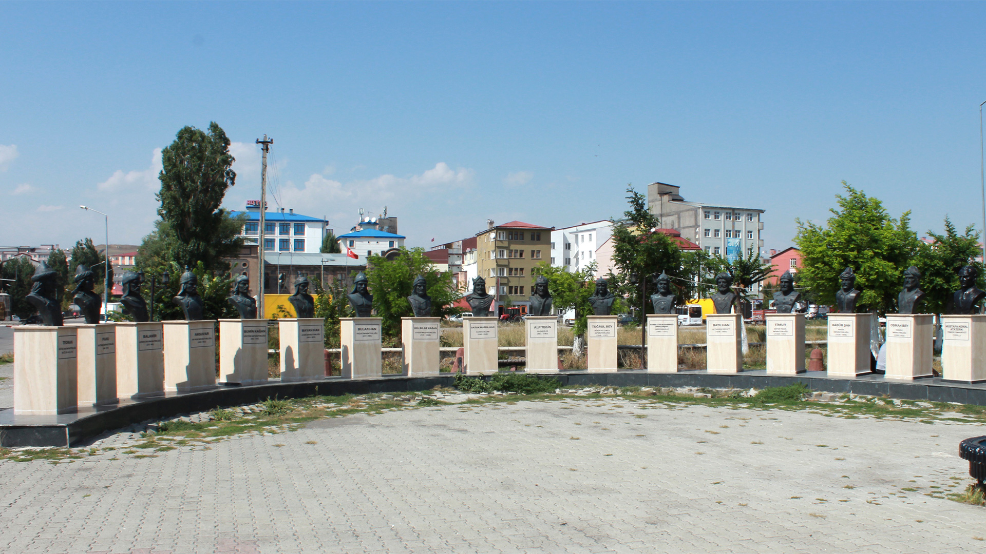 Türk Büyükleri Büstleri - Kars Belediyesi