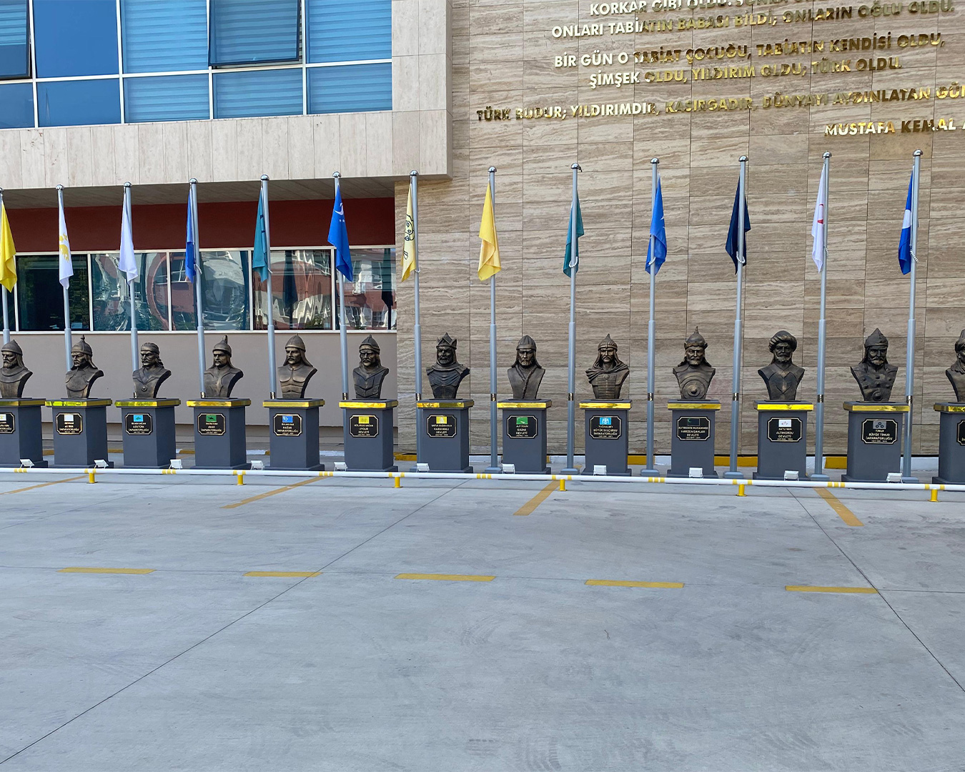Türk Büyükleri Büstleri - Manisa Emniyet Müdürlüğü