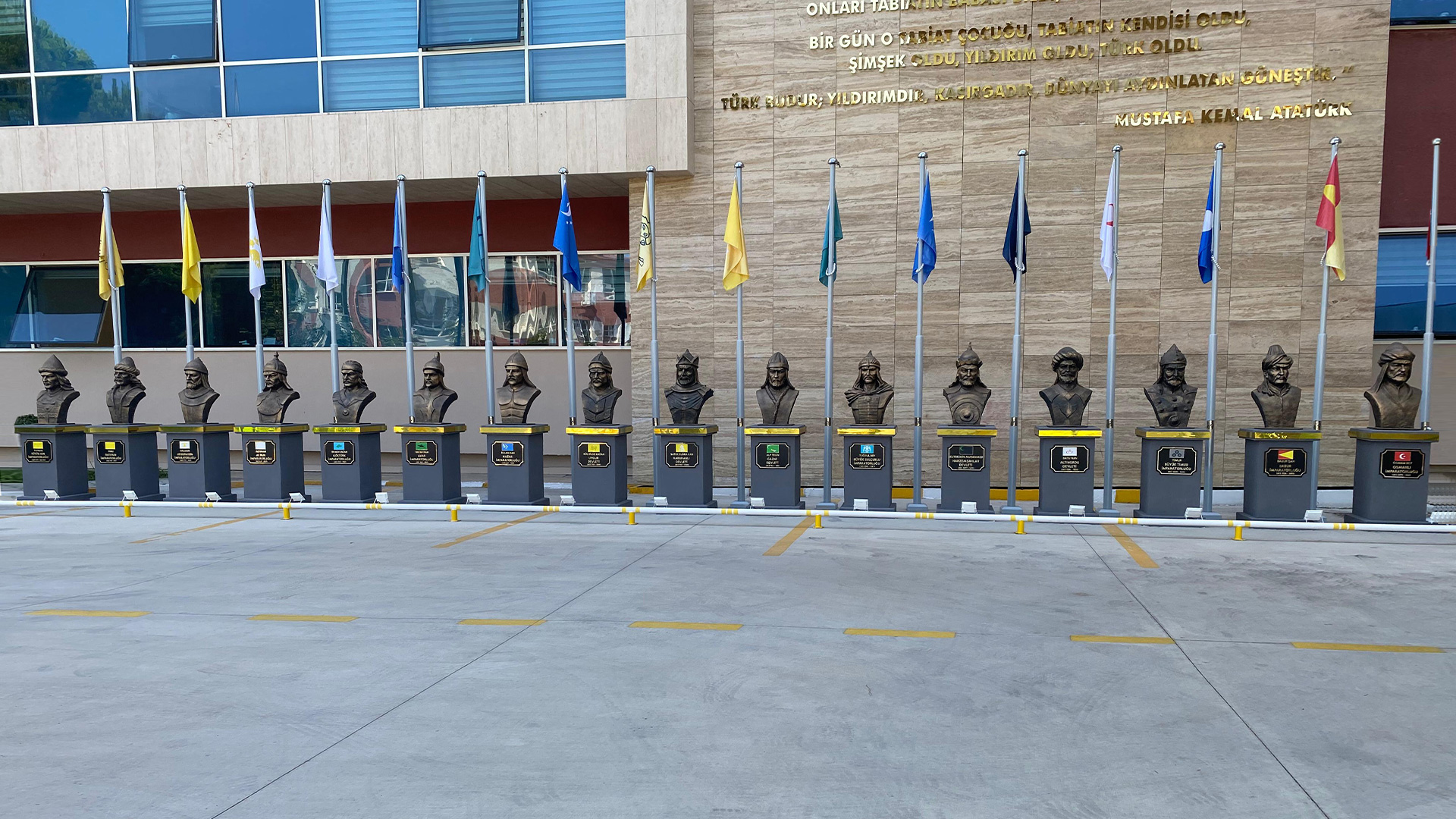 Türk Büyükleri Büstleri - Manisa Emniyet Müdürlüğü