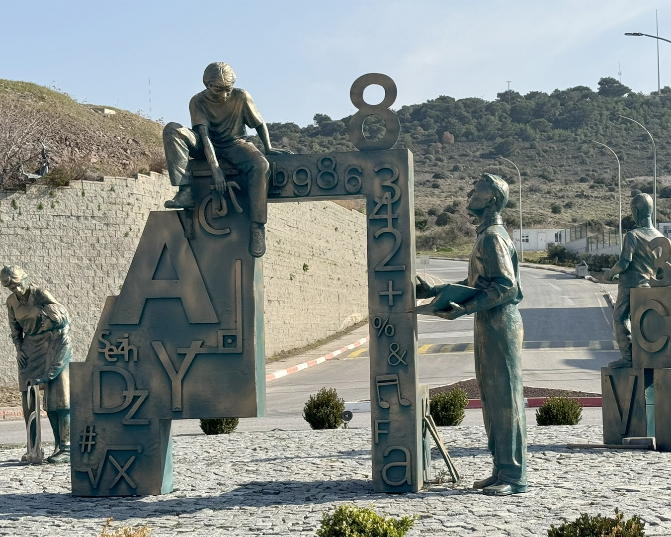 Öğretmen ve Öğrenciler Anıtı