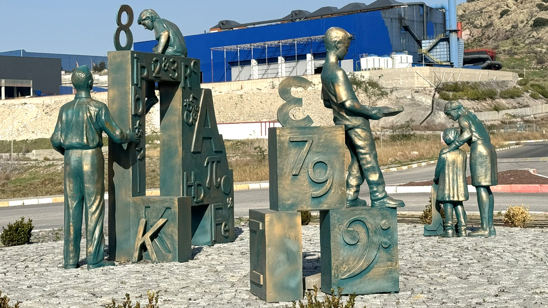 Öğretmen ve Öğrenciler Anıtı