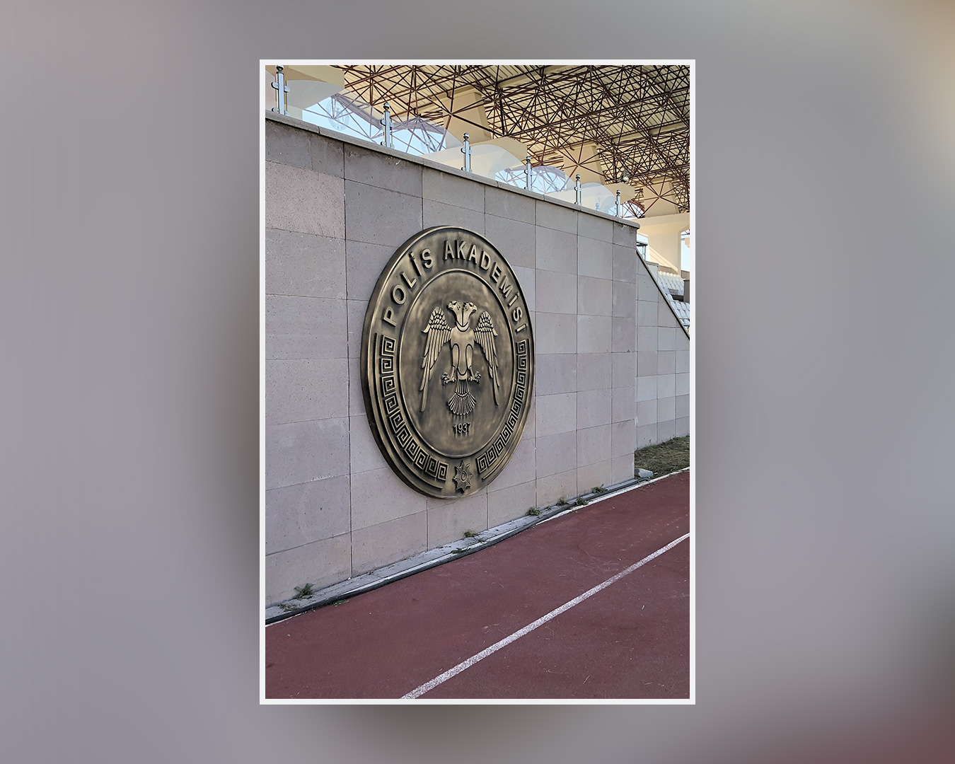 Polis Akademisi Logo Rölyefi