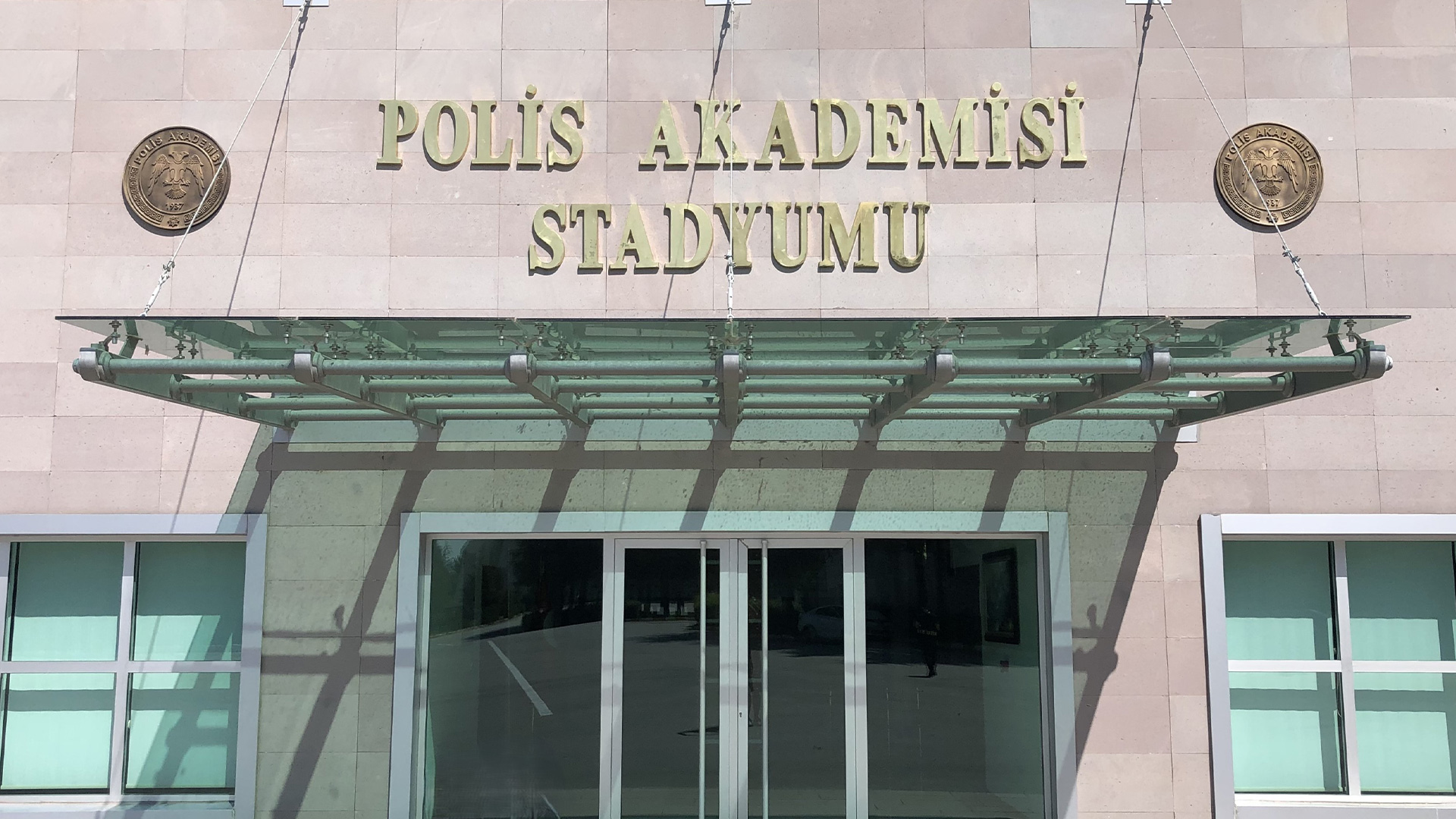 Polis Akademisi Logo Rölyefi