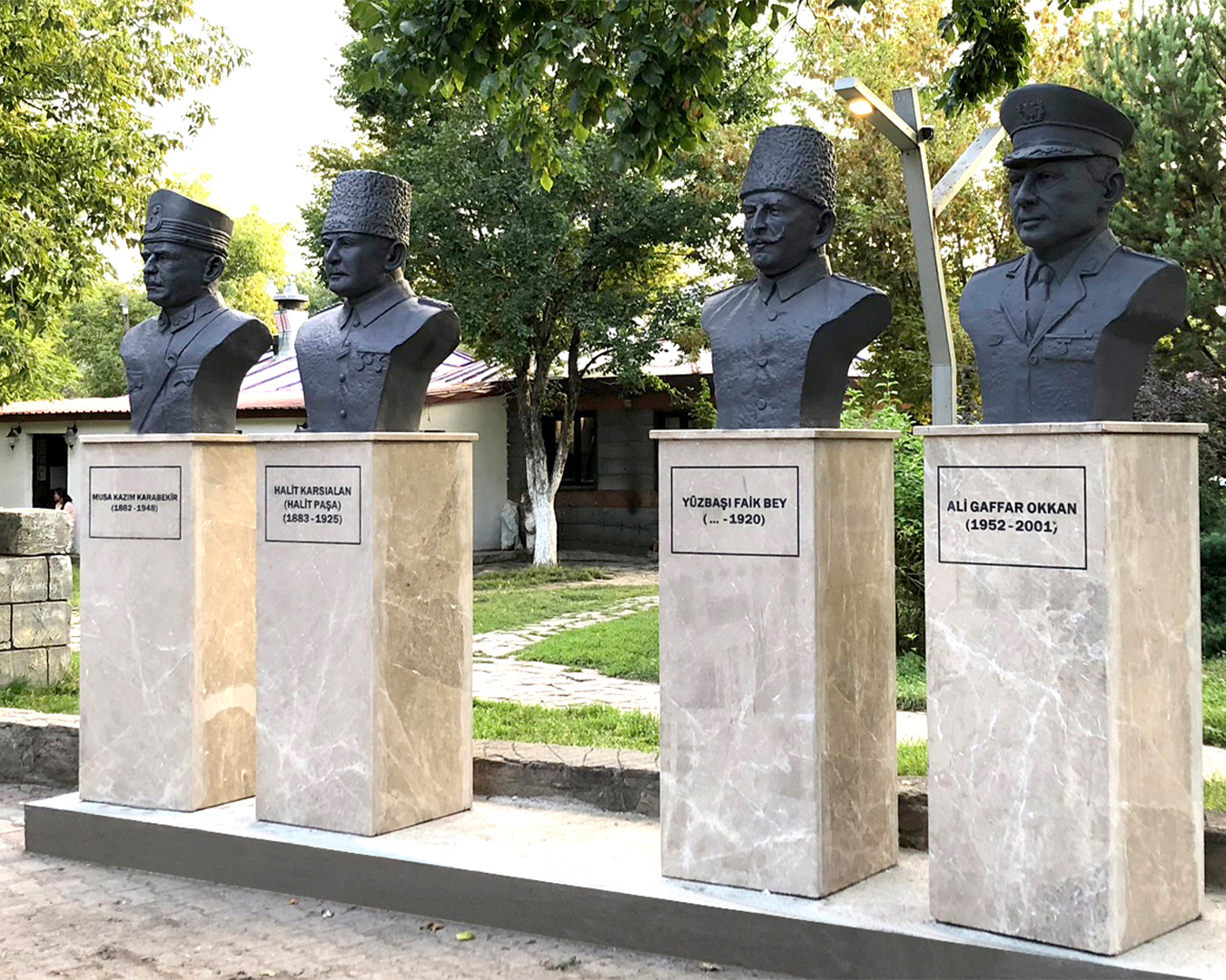 Şehitler Büstleri - Kars Belediyesi