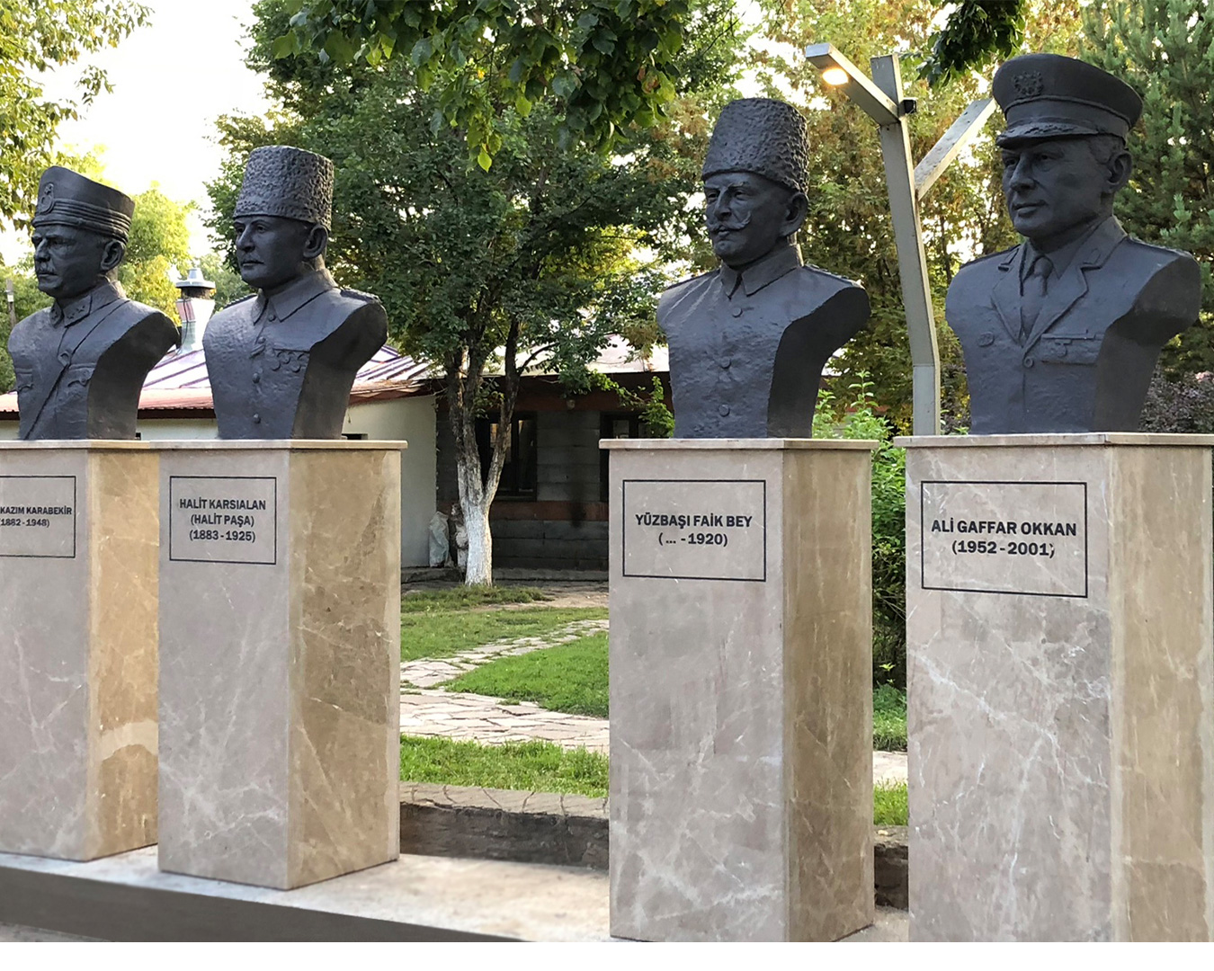 Şehitler Büstleri - Kars Belediyesi