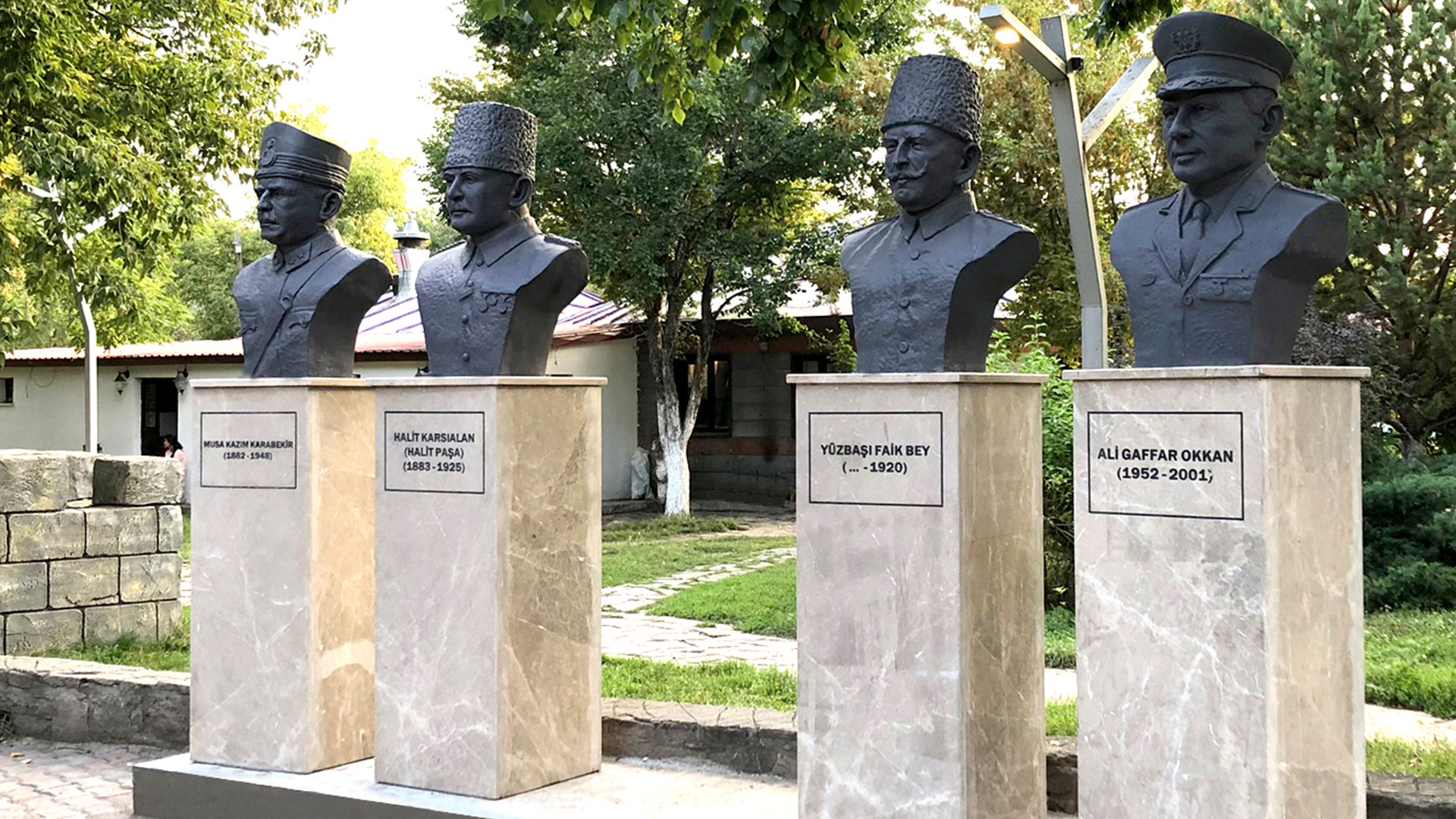 Şehitler Büstleri - Kars Belediyesi